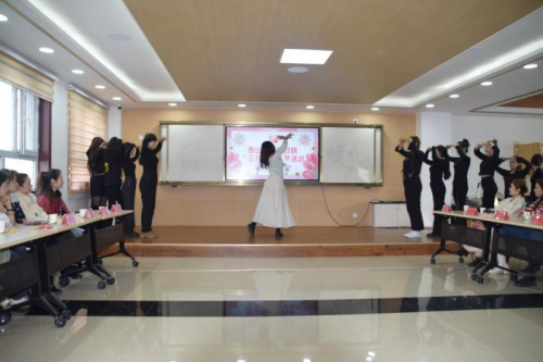 《艺与生活》大学生下社区文艺展演