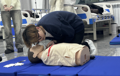 守护生命的律动——南丁格尔志愿服务队心肺复苏技能考核