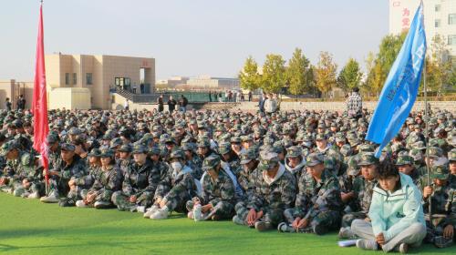 我院举行2025级新生开学典礼暨军训动员大会