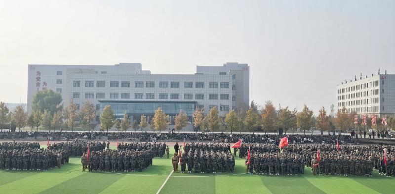 燃！我院举行2025级新生国防教育汇报表演暨总结表彰大会