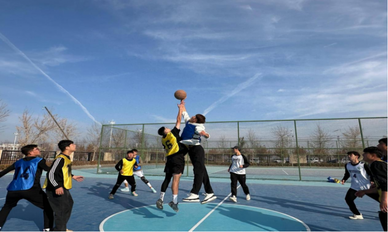 公共服务与管理学院开展“薪火相传，篮下启航”主题篮球友谊赛