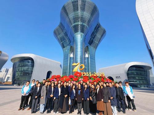 BB贝博艾弗森官网党员师生代表参观新疆维吾尔自治区成立70周年主题成就展和乌鲁木齐市博物馆